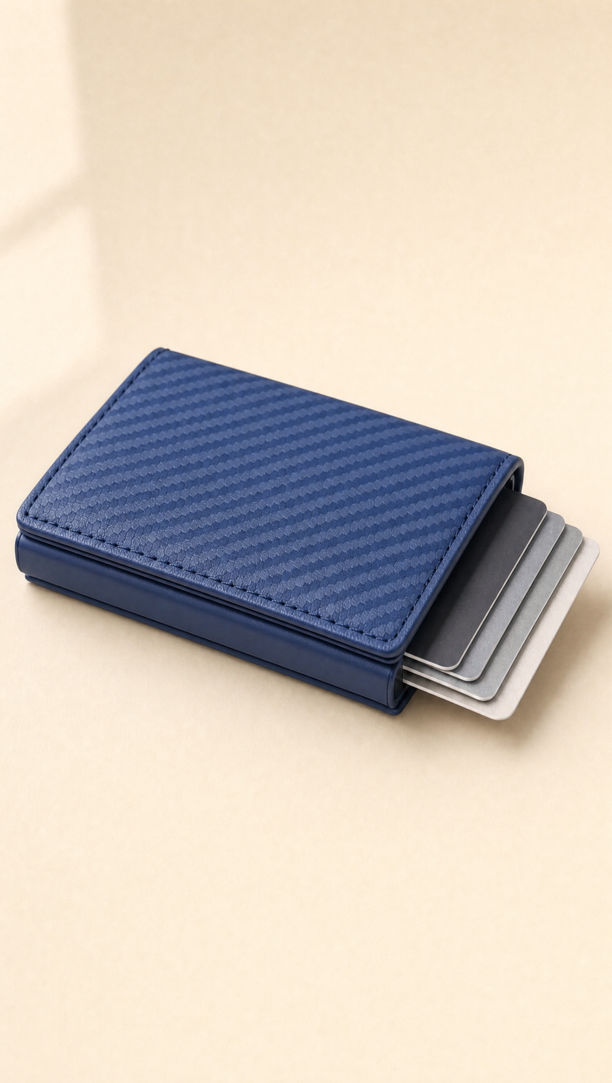 Porte-cartes Veltra Pop bleu avec cartes sorties, posé sur un fond crème